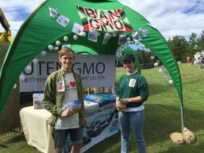 Gaute Eiterjord og Henriette Stoltenberg på stand i Neil Youngs Global Village på Stavernfestivalen.