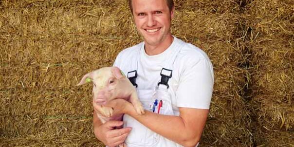 Henning Jacobsen er blant de danske svineprodusentene som verken bruker GMO-fôr eller antibiotika. Foto: Organic Today