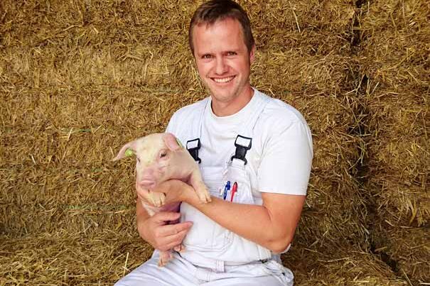 Henning Jacobsen er blant de danske svineprodusentene som verken bruker GMO-fôr eller antibiotika. Foto: Organic Today