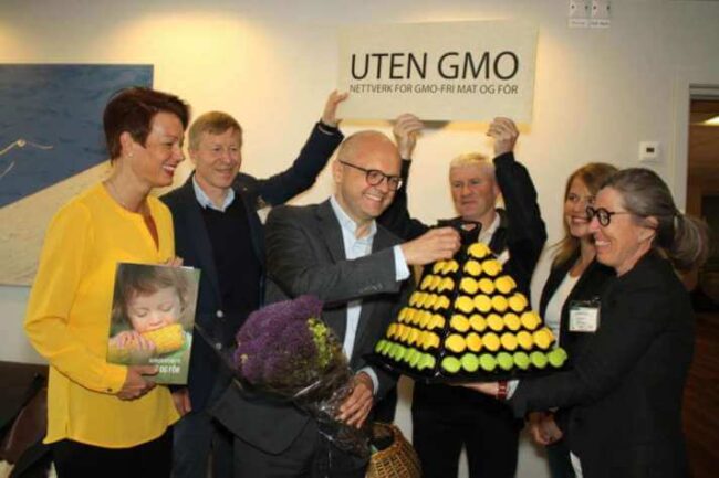 Helgesen smaker på GMO-fri kake. Foto: Helle Cecilie Berger, Norges Bygdekvinnelag