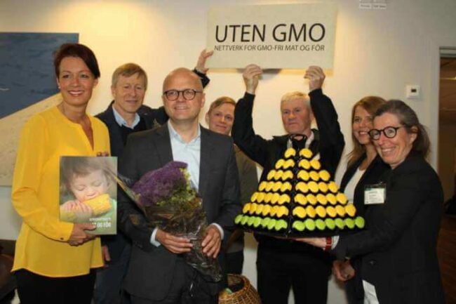 Line Henriette Hjemdal, stortingsrepresentant Krf. Per Skorge, generalsekretær Norges Bondelag. Vidar Helgesen, klima- og miljøminister. Gaute Eiterjord, nestleder i Natur og Ungdom. Olaf Godli, generalsekretær i Norsk Bonde- og Småbrukarlag. Kari Helene Partapouli, daglig leder i utviklingsfondet. Cecilie Aurbakken, generalsekretær i Norges Bygdekvinnelag. Foto Helle Cecilie Berger, Norges Bygdekvinnelag Line Henriette Hjemdal, stortingsrepresentant Krf. Per Skorge, generalsekretær Norges Bondelag. Vidar Helgesen, klima- og miljøminister. Gaute Eiterjord, nestleder i Natur og Ungdom. Olaf Godli, generalsekretær i Norsk Bonde- og Småbrukarlag. Kari Helene Partapouli, daglig leder i utviklingsfondet. Cecilie Aurbakken, generalsekretær i Norges Bygdekvinnelag. Foto Helle Cecilie Berger, Norges Bygdekvinnelag