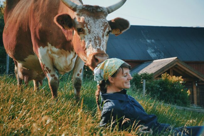 Bonde Kathrine Kinn og kua Rosa.Foto Gunleik Mæland