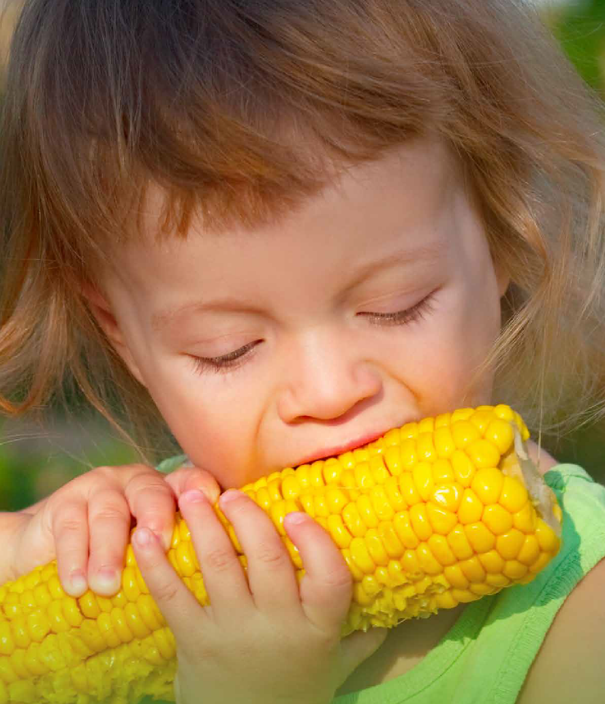 Jenta med mais